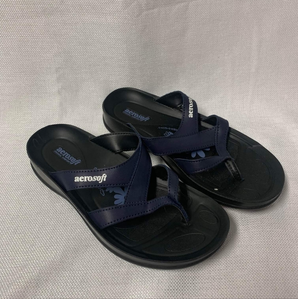 Aerosoft sandals - size 6